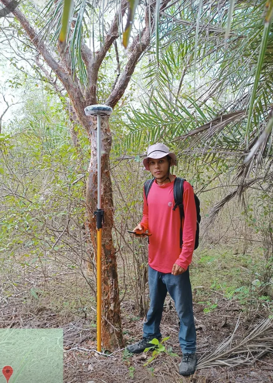Técnico da CJE com bastão GNSS em área de caatinga