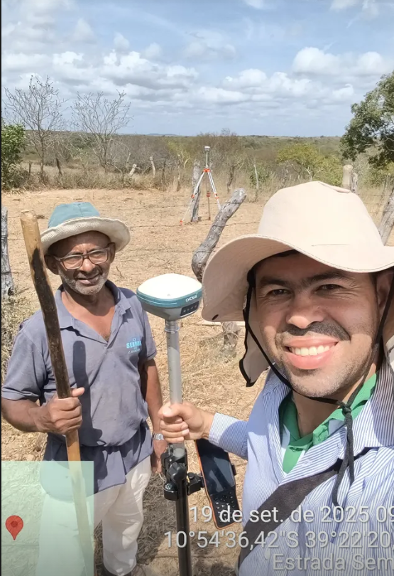 Técnico da CJE com produtor rural durante levantamento em campo