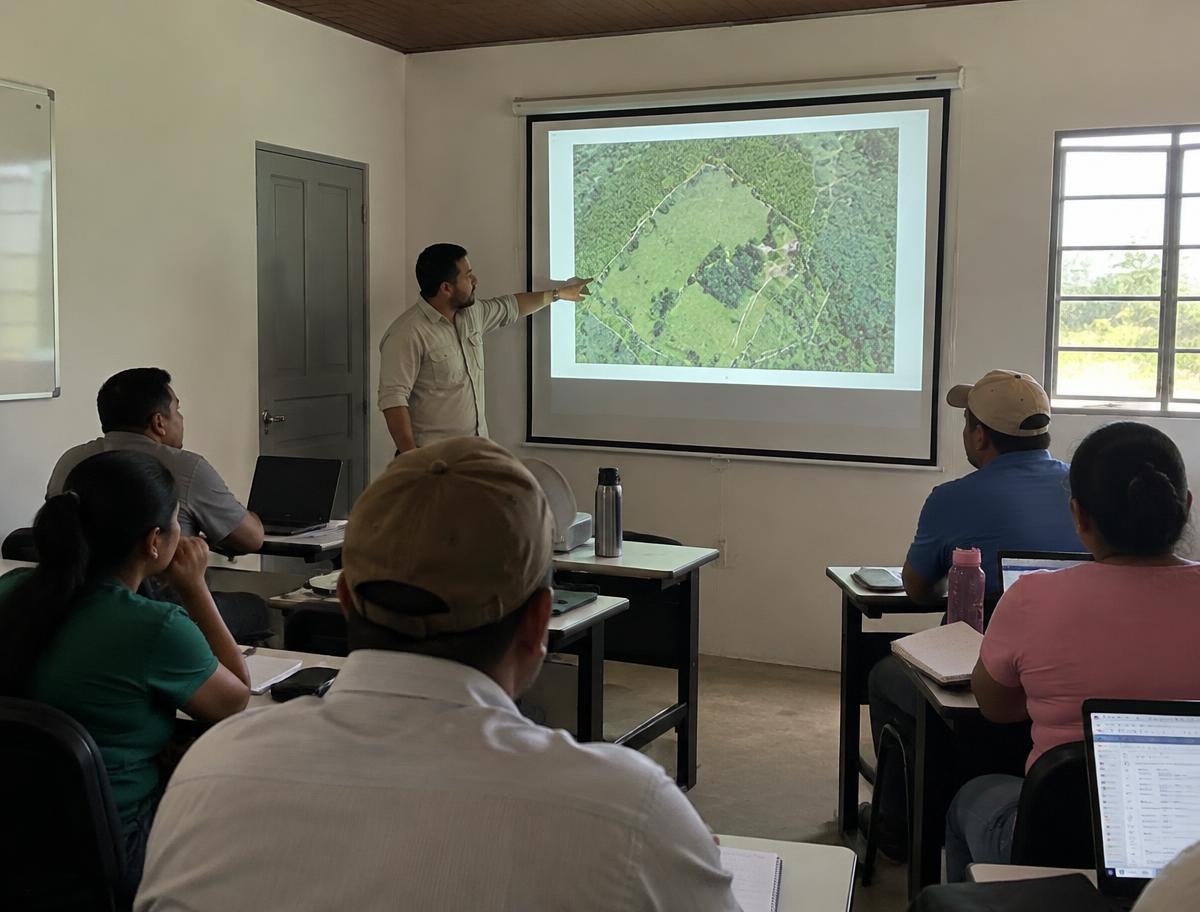 Ilustração de notebook com mapa de imóvel rural representando curso online